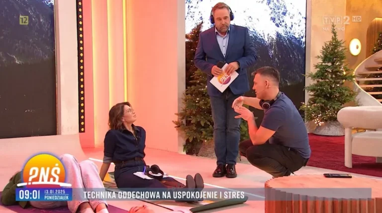 Mariusz Mróz prezentuje ćwiczenie oddechowe w Pytaniu na śniadanie